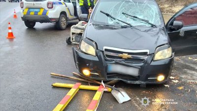 Збив двох людей, які ремонтували зупинку: у Чернігові ДТП за участі п'яного водія