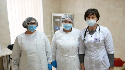 На Вінниччині стартувала вакцинація: першою щеплення отримала сімейна лікарка На Вінниччині стартувала вакцинація: першою щеплення отримала сімейна лікарка