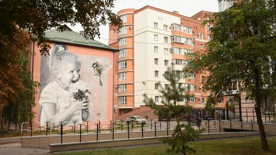 Мурал "Дівчинка з квітами" Мурал "Дівчинка з квітами"