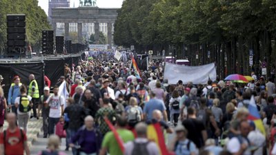 У Берліні поліція розігнала марш проти карантину, на який вийшло 18 тисяч людей У Берліні поліція розігнала марш проти карантину, на який вийшло 18 тисяч людей