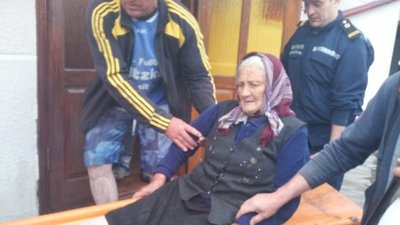 У трьох регіонах України вирує негода: затоплені дороги і будинки, людей евакуюють У трьох регіонах України вирує негода: затоплені дороги і будинки, людей евакуюють