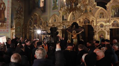 Зі сварками й сутичками. У Франківську віряни ПЦУ прийшли на перше богослужіння у храм на Довженка, що належав УПЦ МП Зі сварками й сутичками. У Франківську віряни ПЦУ прийшли на перше богослужіння у храм на Довженка, що належав УПЦ МП