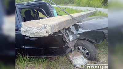 В ДТП на Чернігівщині автівка з'їхала в кювет та врізалась в бетонну електроопору В ДТП на Чернігівщині автівка з'їхала в кювет та врізалась в бетонну електроопору