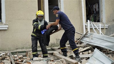 "Хочеться вірити, живі": у Чугуєві під завалами будинку культури шукають людей
