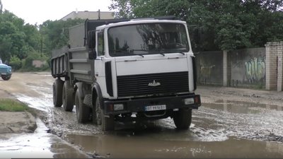 У Херсоні другий місяць ремонтують дорогу. Водії обурені У Херсоні другий місяць ремонтують дорогу. Водії обурені