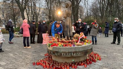 Кияни прийшли до меморіалу жертв Голодоморів аби вшанували пам'ять загиблих
