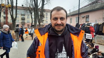 У Тернополі переселенцям роздавали одяг та взуття У Тернополі переселенцям роздавали одяг та взуття