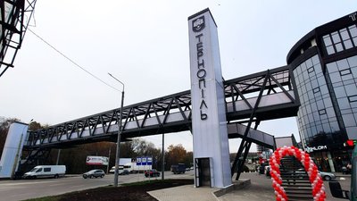 У Тернополі відкрили пішохідний міст із ліфтами