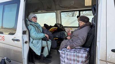 Люди прибувають до транзитного центру, щоб евакуюватися з прифронтових громад