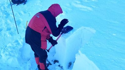У Карпатах рятувальники встановили знаки, що попереджають про сніголавинну небезпеку У Карпатах рятувальники встановили знаки, що попереджають про сніголавинну небезпеку