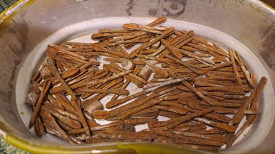 В Кропивницькому представили виставку фрагментів зброї, щоб допомогти кіровоградським військовим медикам В Кропивницькому представили виставку фрагментів зброї, щоб допомогти кіровоградським військовим медикам
