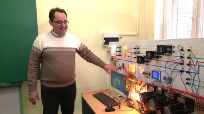 Що варто вимикати з розетки через стрибки напруги. Пояснює професор з Рівного
