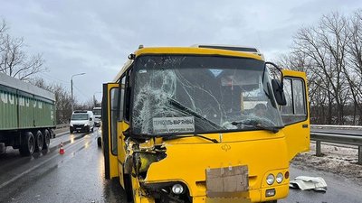 Внаслідок ДТП 9 людей звернулися за медичною допомогою Внаслідок ДТП 9 людей звернулися за медичною допомогою