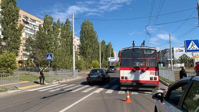 У Миколаєві чоловік заліз під тролейбус