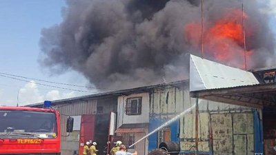Рятувальники гасять пожежу, 23 червня 2023 року