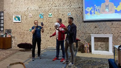 За 7 тисяч гривень. У Кропивницькому під час аукціону продали футболку Ярмоленка За 7 тисяч гривень. У Кропивницькому під час аукціону продали футболку Ярмоленка