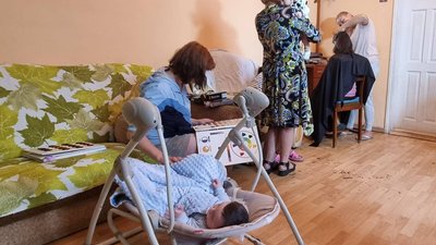 У Чернівцях самотніх мам із соціального центру навчають шиттю та перукарству У Чернівцях самотніх мам із соціального центру навчають шиттю та перукарству