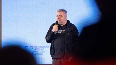 Куратор теми «Нести свою свободу» Максим Буткевич під час «Книжкового Арсеналу» 2026 року