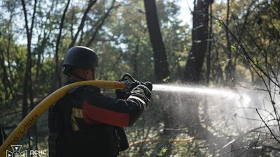 Рятувальник гастить загоряння внаслідок атаки РФ
