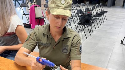 Закарпатець Максим Адаменко виготовляє перископи для ЗСУ з пластикових труб Закарпатець Максим Адаменко виготовляє перископи для ЗСУ з пластикових труб