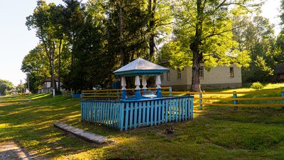 Сільський колодязь у променях осіннього сонця. Чернігівщина Сільський колодязь у променях осіннього сонця. Чернігівщина