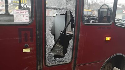 У Сумах пасажир розбив двері комунальному автобусу і втік У Сумах пасажир розбив двері комунальному автобусу і втік