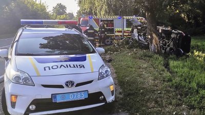 На Прилуччині BMW влетіла в дерево: водій загинув