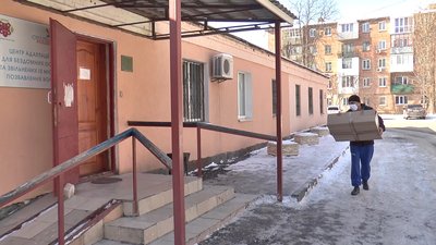 Вікто Башко несе речі в Центр адаптації для бездомних Вікто Башко несе речі в Центр адаптації для бездомних