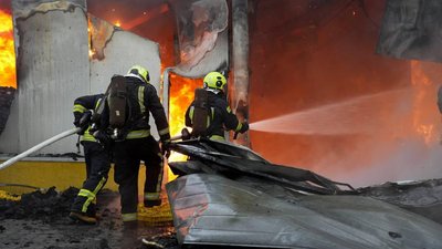 Атака РФ на приватне підприємство у Маневичах, рятувальники локалізували пожежу