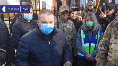Біля сумського управління поліції мітингує "Правий сектор": звинувачують у бездіяльності (ФОТО) Біля сумського управління поліції мітингує "Правий сектор": звинувачують у бездіяльності (ФОТО)