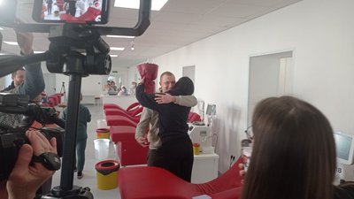 Сказала "так": у Черкасах харків'янин освідчився коханій, коли здавав кров Сказала "так": у Черкасах харків'янин освідчився коханій, коли здавав кров