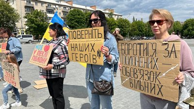 У Павлограді на Дніпропетровщині пройшла акція “Не мовчи, полон вбиває!”: фоторепортаж У Павлограді на Дніпропетровщині пройшла акція “Не мовчи, полон вбиває!”: фоторепортаж