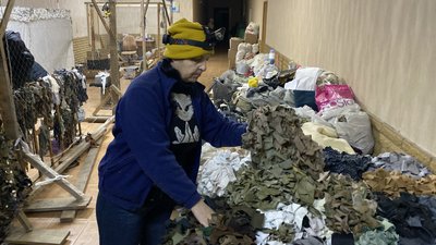 Навіть без світла, з налобними ліхтариками. Як у Дніпрі плетуть сітки на фронт