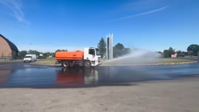 Дороги Волині поливають водою