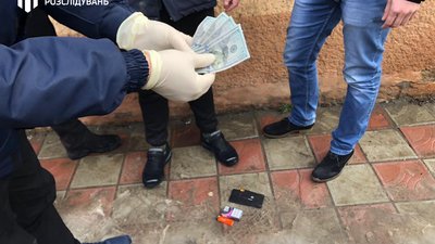 Слідчі ДБР у Львові затримали прикордонника під час отримання хабара Слідчі ДБР у Львові затримали прикордонника під час отримання хабара
