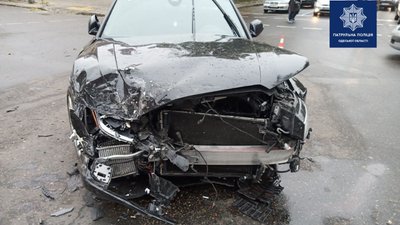 У центрі Одеси зіткнулися дві автівки: водій позашляховика збив світлофор та протаранив будівлю У центрі Одеси зіткнулися дві автівки: водій позашляховика збив світлофор та протаранив будівлю