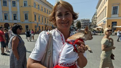 В Одесі люди з різних областей та держав вишикувалися у "Вишиванковий ланцюг" В Одесі люди з різних областей та держав вишикувалися у "Вишиванковий ланцюг"