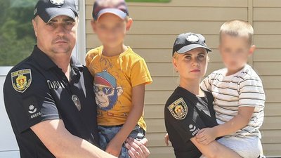Кропивницькі поліцейські Сергій Вовкогон та Яна Марченко, які розшукали зниклих дітей