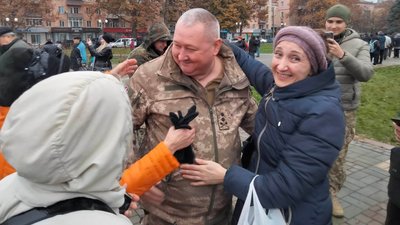 Вишивала українське під час окупації, а після звільнення Херсона вишила оберіг для Головнокомандувача ЗСУ Вишивала українське під час окупації, а після звільнення Херсона вишила оберіг для Головнокомандувача ЗСУ