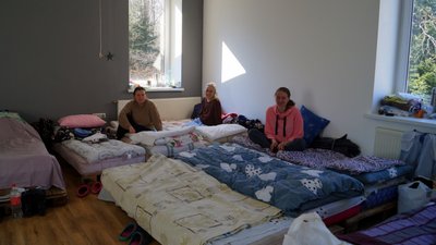 Будівля недіючого заводу на Львівщині стала прихистком евакуйованим з "гарячих" точок – фоторепортаж