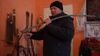 "За ним вирішували долю людей". Староста Мезенівки розповів історію експонатів місцевого музею "За ним вирішували долю людей". Староста Мезенівки розповів історію експонатів місцевого музею