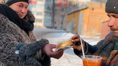 Теплотраси, звалища, люки. У Кропивницькому безпритульним розвозили гарячу їжу