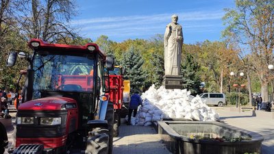 Захищають символ міста. У Миколаєві обкладають пам'ятник Святому Миколаю мішками з піском Захищають символ міста. У Миколаєві обкладають пам'ятник Святому Миколаю мішками з піском