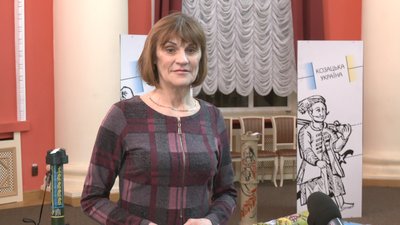 Унікальну вишиту книгу евакуювали з Оріхова до Запоріжжя Унікальну вишиту книгу евакуювали з Оріхова до Запоріжжя