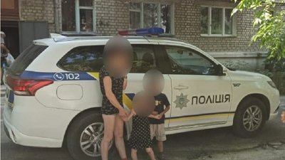 Діти без нагляду біля дороги. У Шостці на Сумщині перехожі викликали поліцію