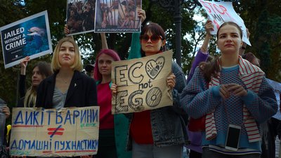 "Краще ходити голою, аніж у хутрі": у 30 містах України пройшов марш за права тварин. Як це було "Краще ходити голою, аніж у хутрі": у 30 містах України пройшов марш за права тварин. Як це було
