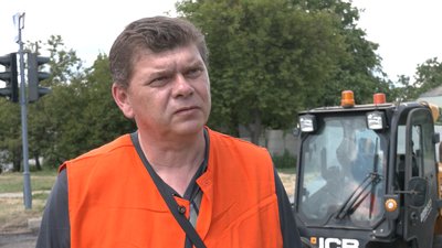 У Харкові після російських обстрілів асфальтують вирви на дорогах У Харкові після російських обстрілів асфальтують вирви на дорогах
