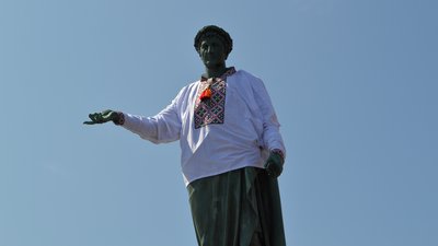 Одеський пам'ятник Дюку де Рішельє одягнули у вишиванку. Як це було Одеський пам'ятник Дюку де Рішельє одягнули у вишиванку. Як це було