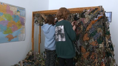 "Перемога буде за нами". Іванофранківки плетуть маскувальні сітки й шиють спідню білизну для воїнів "Перемога буде за нами". Іванофранківки плетуть маскувальні сітки й шиють спідню білизну для воїнів