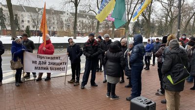 Мітингарі вийшли на протест з прапорами та транспарантами